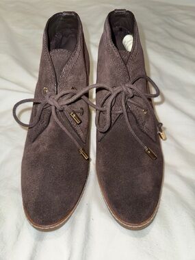 Tory Burch Hilary Brown Suede size 9 EUC